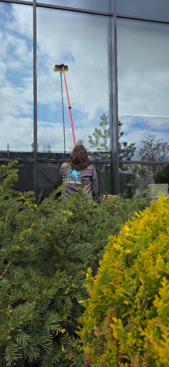 Spalare ferestre si fatade la orice înălțime, мойка окон и фасадов на любой высоте